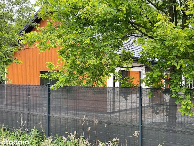 Dom zza ogrodzenia